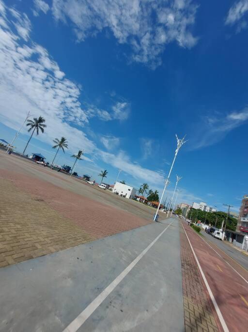 Pe Na Areia 3 Mercados Na Rua Centro De Mongagua Villa Exterior photo